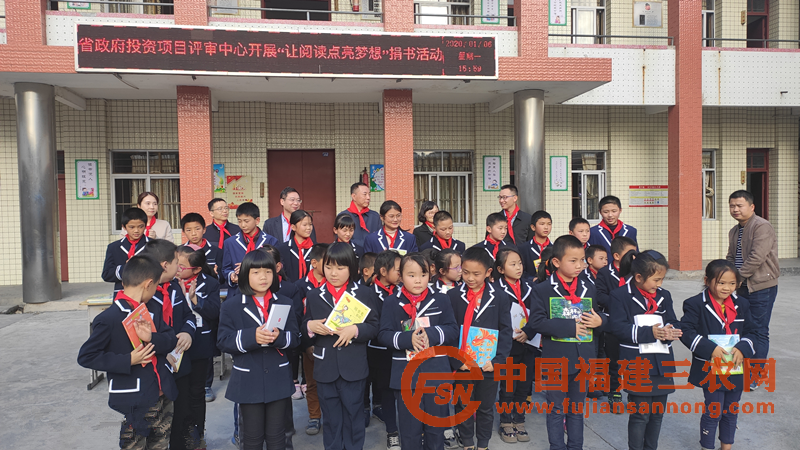 在大荣小学捐书活动.png