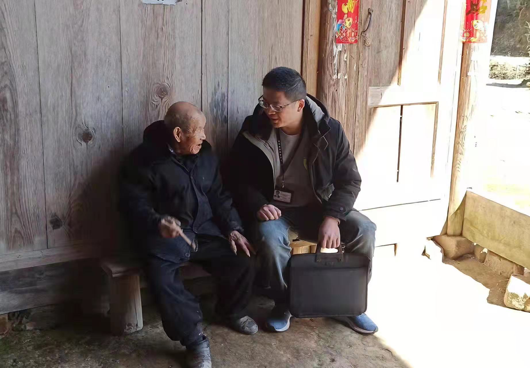 将乐县纪委监委走访特殊群体。