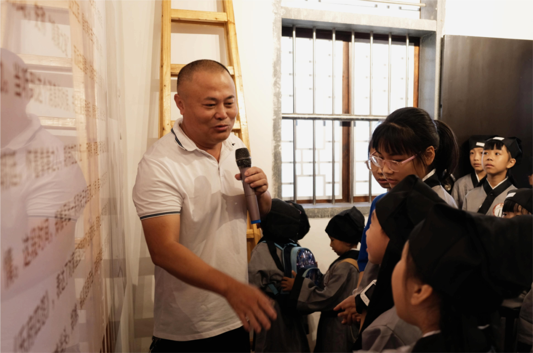 魏祖选为参加研学活动的孩子们讲解广山村文化。来源：涵江区融媒体中心
