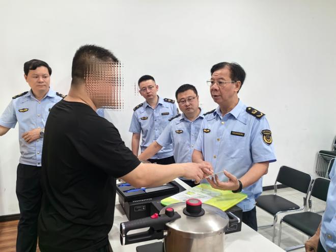 执法检查的同时，向涉旅经营场所负责人开展相关宣传教育。湖里市场监管局供图