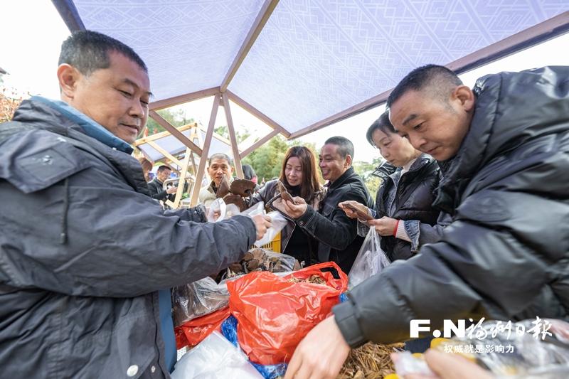 百米长桌宴+竹竿舞狂欢！闽侯大湖乡六锦村“三月三”打造最炫畲族风