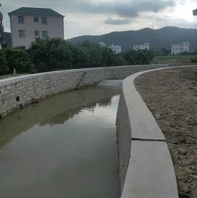 整治后的渔苏河，护岸坚固美观，河道通畅整洁